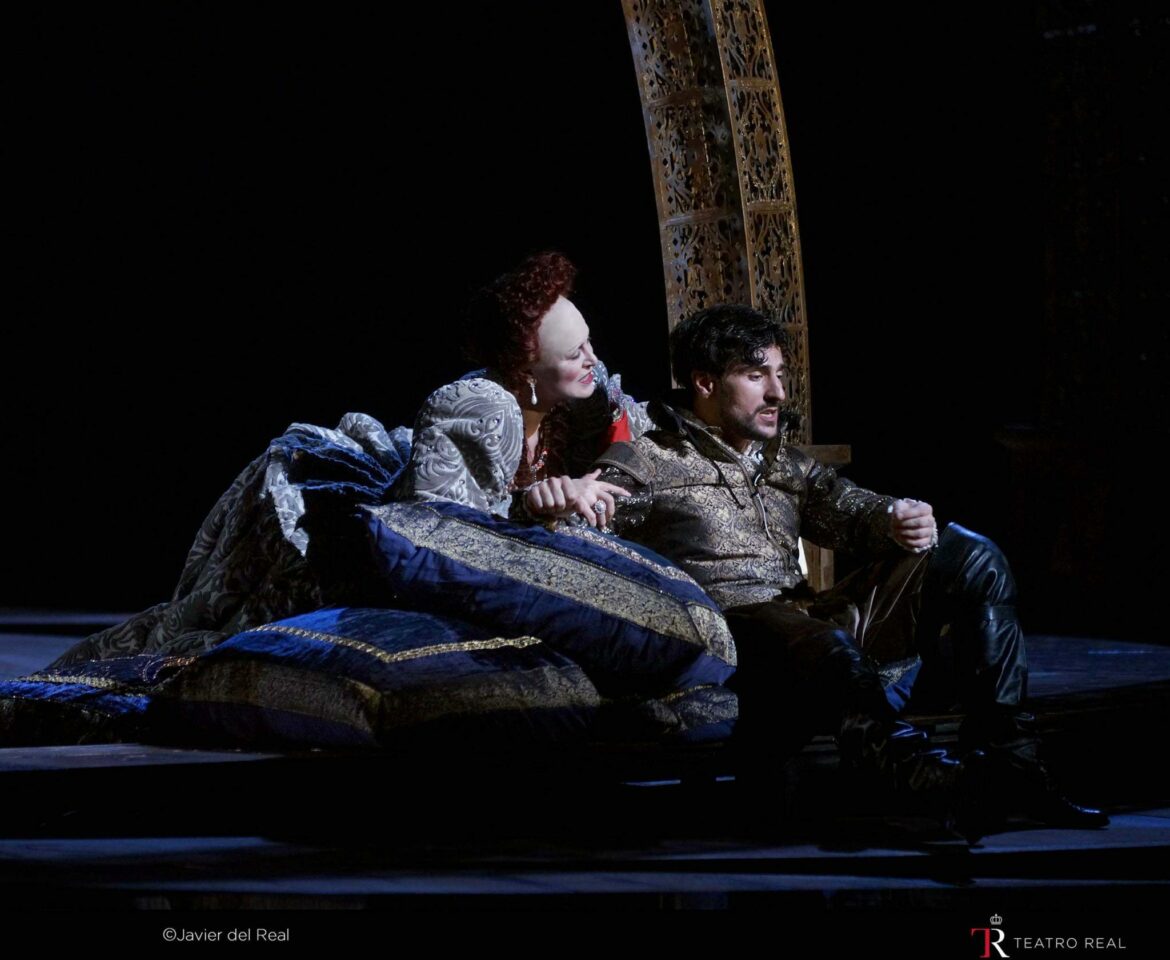 Reina Elisabeth I (Ana Caterina Antonacci) y Robert Devereux, conde de Essex (Leonardo Capalbo). @ Javier del Real / Teatro Real